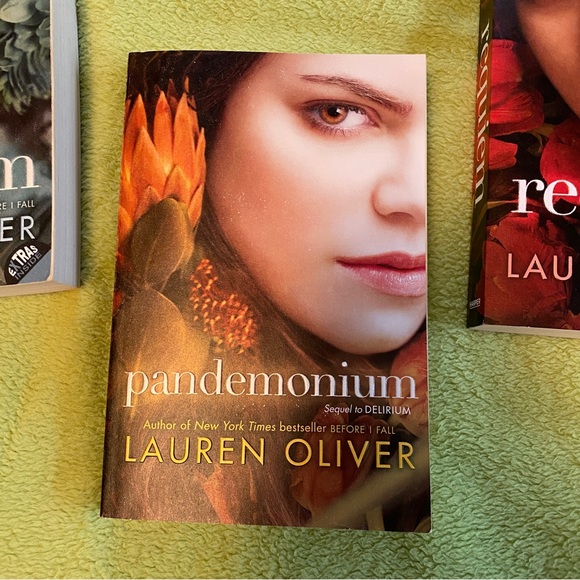 Delirium Trilogy YA Dystopian Books by Lauren Oliver - Picture 3 of 8